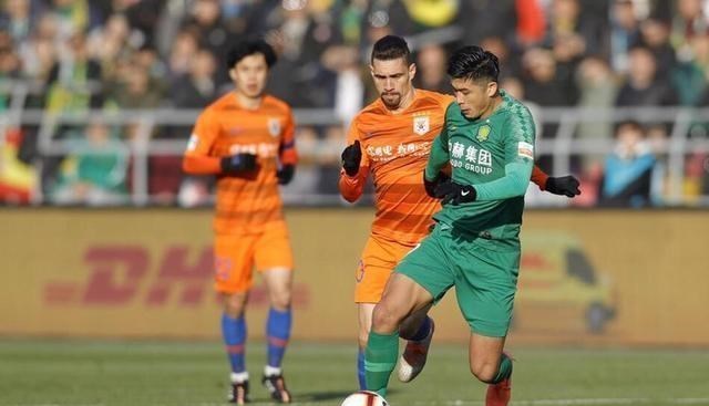 『山东鲁能』榜样!山东鲁能中场大将隔离仍训练,道具让球迷大笑!