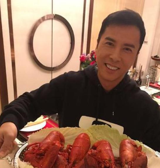 『甄子丹』晒晒甄子丹香港的豪宅，一家人在家都要穿西装，家常便饭还有龙虾