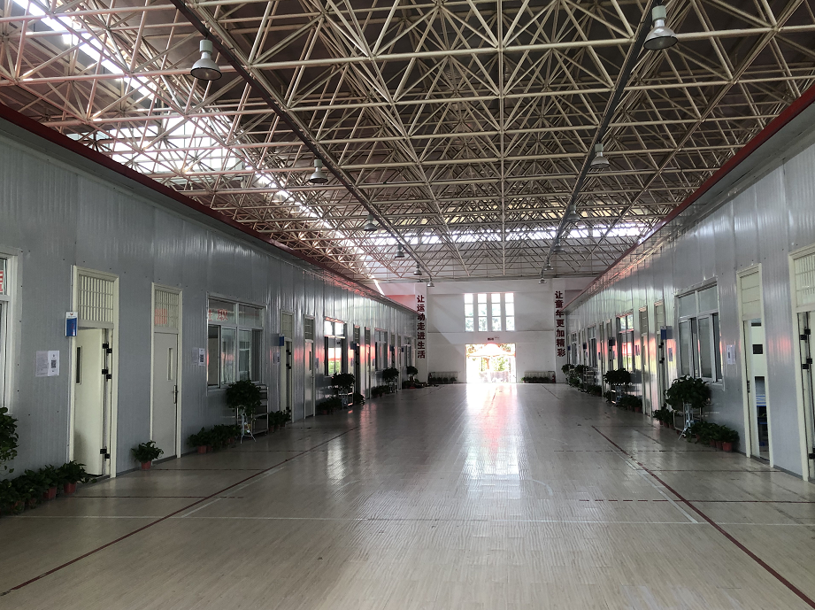 教室|“熏得头疼恶心”，山东一小学近500名新生在临时板房上课，有人头晕流鼻血