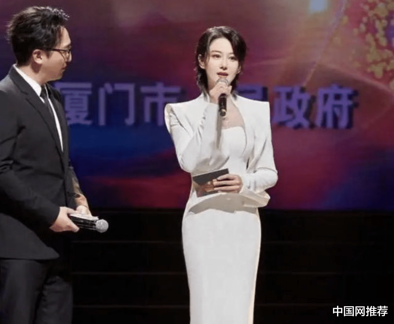 张馨予|张馨予亮相主持金鸡奖提名表彰仪式，数日前曾上综艺提起父亲落泪