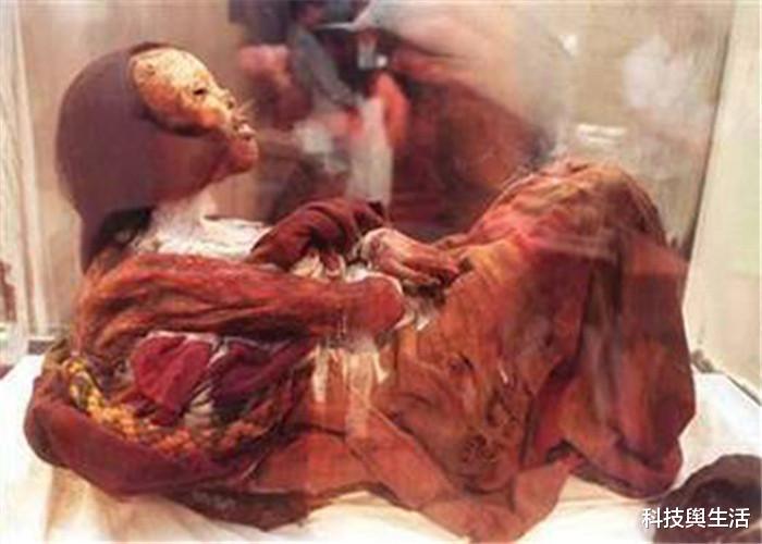 『科学家』500年前的冰冻女尸被发现，她的右手紧握，隐藏了什么秘密？
