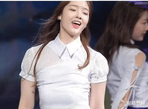 韩国女团|身价过亿：韩国舞团尽兴大跳时“胸部”突然掉到小肚子，仔细一看哇“乳垫”