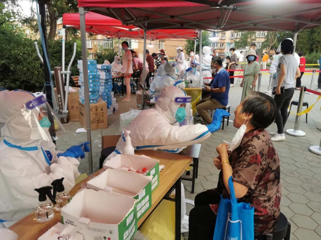护士|现场泪流满面,核酸检测采样人员被彻底“打败”