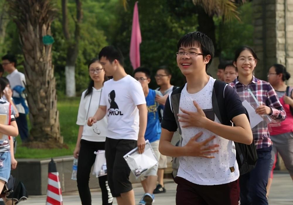 教育局|教育局最新通知，中小学提前放假，假期延长，却有个坏消息