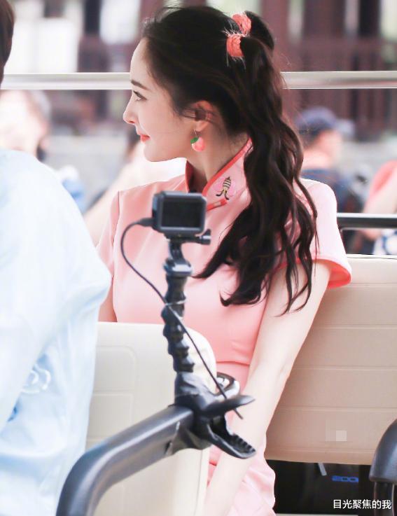 『杨幂』杨幂的“姨妈色”美甲火了，当她抬手那一刻，真怕汁液会滴下来