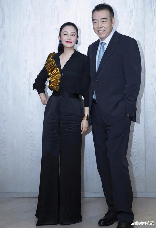[发型]陈红美得真高调！穿黑衬衫配拖地裤气场全开，硬把陈凯歌衬成摆设