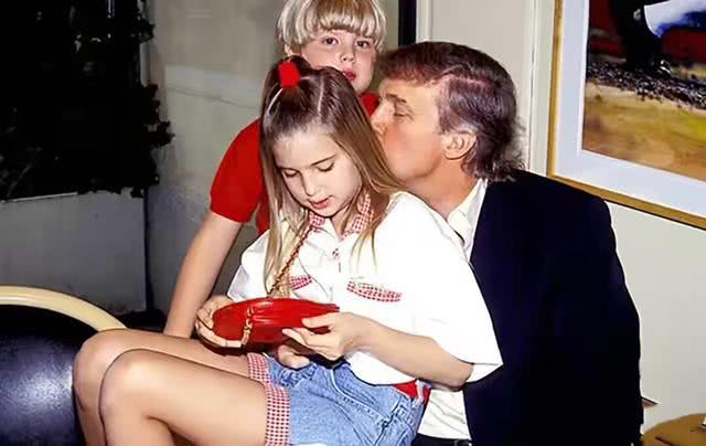 「特朗普」特朗普就没打算避嫌！当老婆面亲伊万卡，女儿直接坐大腿上