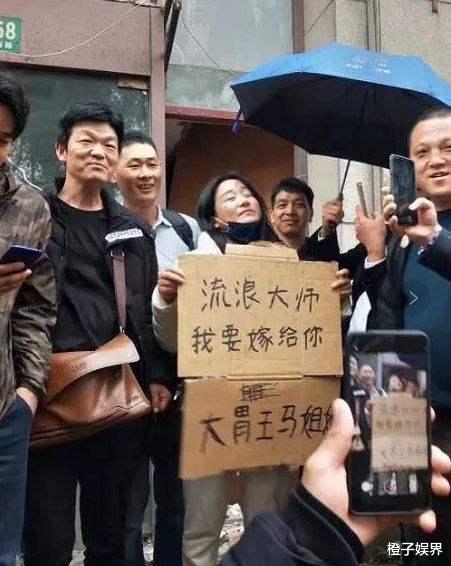 橙子娱界|放弃公务员，26年领着月薪街头流浪，沈巍爆红到隐匿背后隐藏什么