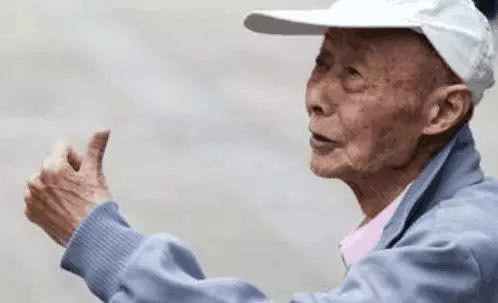 ▲84岁耄耋老人再次备战，高考估分630，得知真实成绩：心慌慌