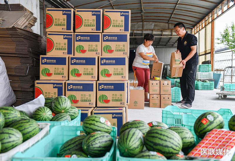 水果|女人若经常吃这4种水果，皮肤可能会越来越差，可不是骗你