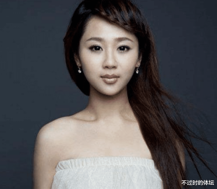 杨紫被路人偷拍照流出,原来这才是她真实颜值,整没整容一眼看出