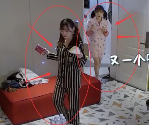 鞠婧祎|队友们的睡衣都很家常，当鞠婧祎走进来，偶像包袱100斤？