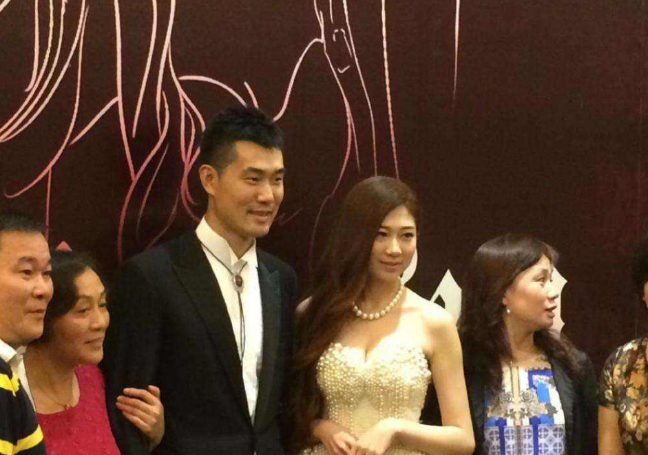 【王仕鹏】男篮功勋王仕鹏身价千万，1米74妻子身材出众，如今两人生活幸福