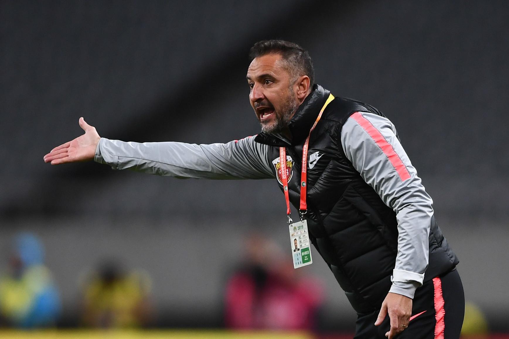 尤文图斯|上港点球获胜后，全队冲入球场狂欢，唯独一人坐在替补席沉思！