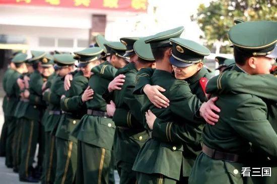 美军|老农拿着“小红本”去部队，哨兵拦着不让进，司令员：赶紧敬礼