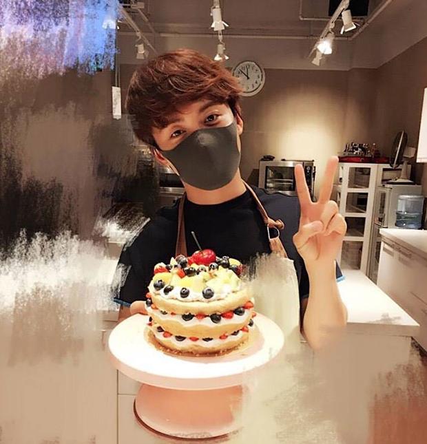 |走进马天宇在北京的家，客厅变成了杂物房，衣服随意扔在沙发上