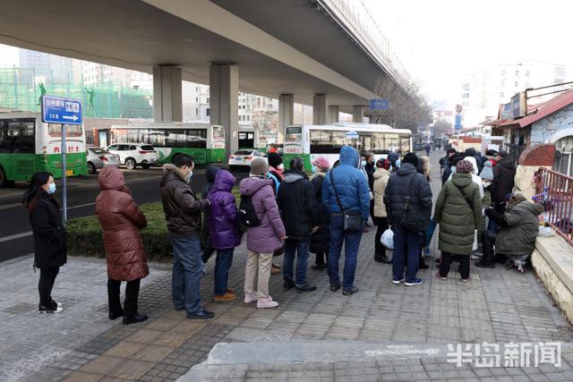 半岛新闻客户端 人数大减！琴岛通老年卡升级第二天，寒风中依然有老人坚持排队