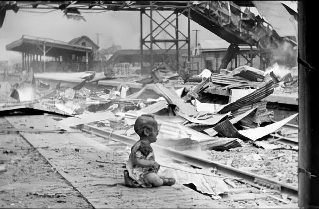 苏联|老照片:图二蒋中正在众人面前吐舌头,图七李小龙暴打成龙