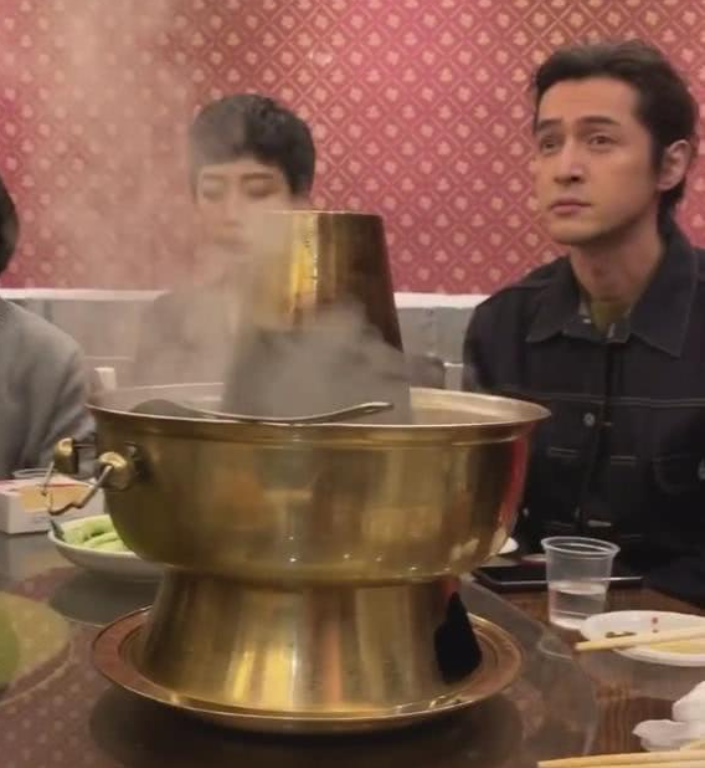 胡歌|37岁胡歌吃饭被偶遇，离开十级美颜滤镜后，网友：这还是你的男神吗？