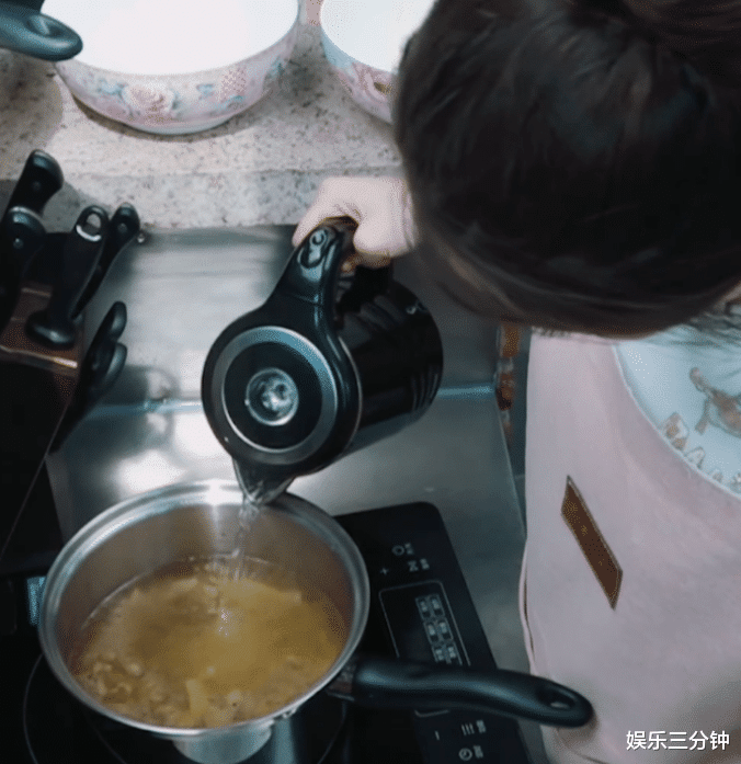 #大门#碰上郎朗夫妻们,广告商都要哭了,厨房电器太高级被郎朗各种嫌弃吐槽!