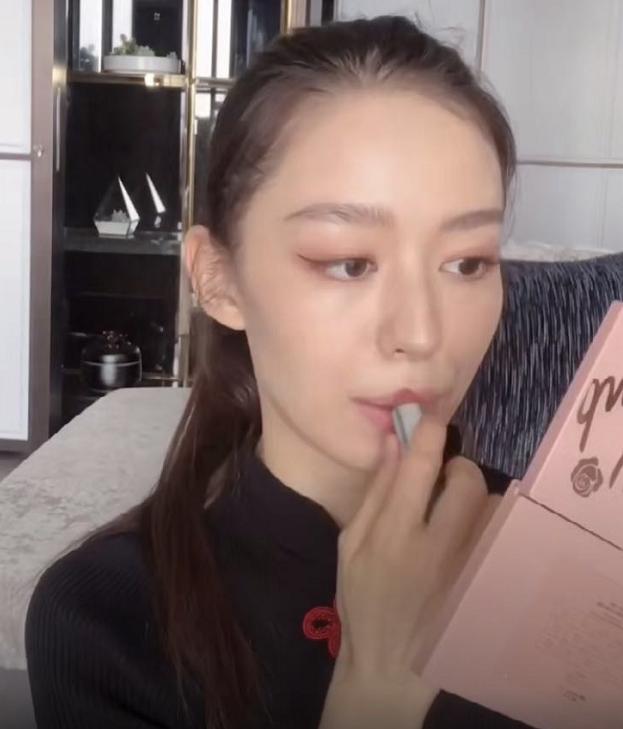 吉娜·爱丽丝|吉娜直播化妆，看清她是咋涂的口红的，这手法还真是第一次见