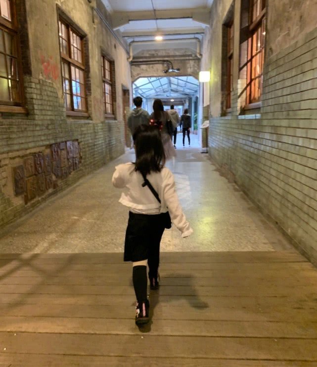 「谭松韵」伊能静再次深夜上线思念女儿，深感心碎：在你及哥哥间，我要找到最好的平衡