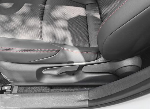 丰田雷凌|人生第一辆车，在轩逸和雷凌之间选择，最后提了雷凌运动版