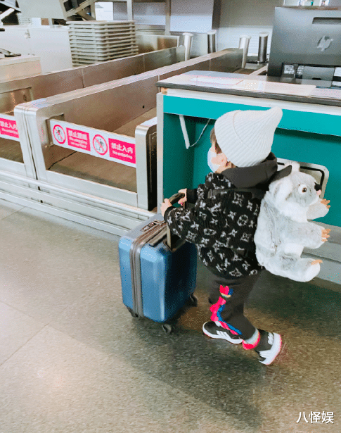 麥迪娜帶兒子現身機場，一歲半丹尼爾自己背書包拉行李，又酷又萌-圖2