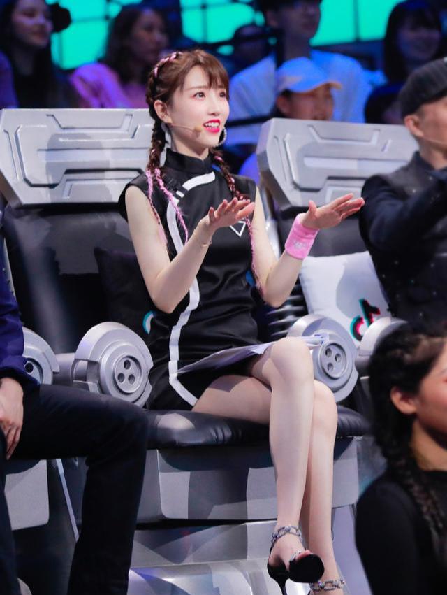 张纯烨|主持界第一腿精张纯烨，令《蒙面舞王》各女明星黯然失色