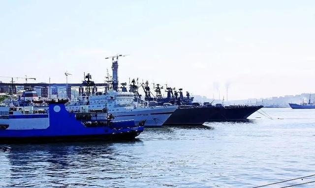 「战舰」对美反击正式打响？三大舰队响应号召，大批战舰火速向海峡集结