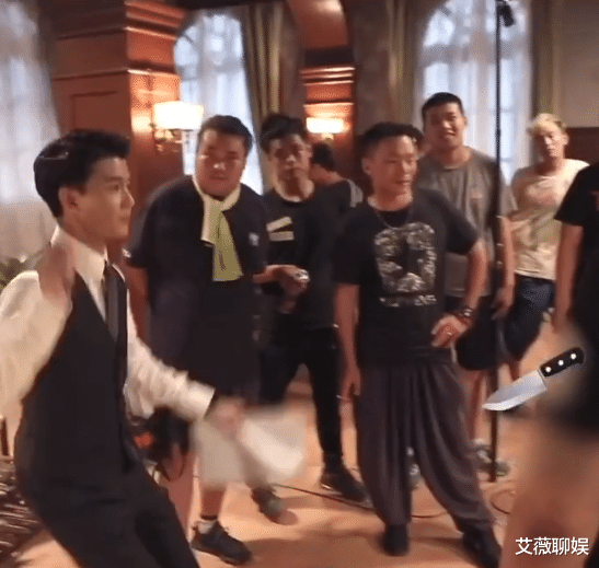 「任嘉伦」任嘉伦新剧花絮，身后注视他的女孩颜值太高，嫂子“派”来查岗的？