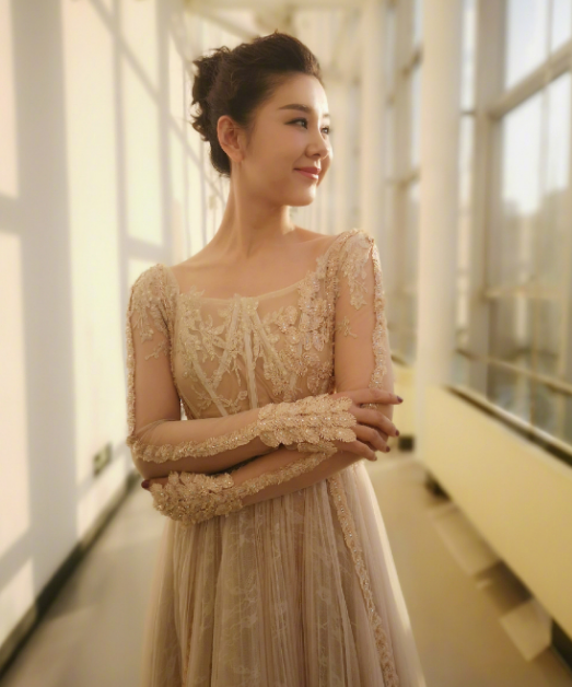 她是冯巩"女儿",丈夫为她不接吻戏,如今33岁长着18岁的脸