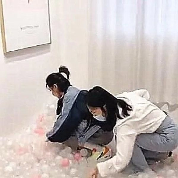 万茜：万茜跳《乘风破浪》主题曲时，意外甩掉结婚戒指，全体人员一起帮忙找