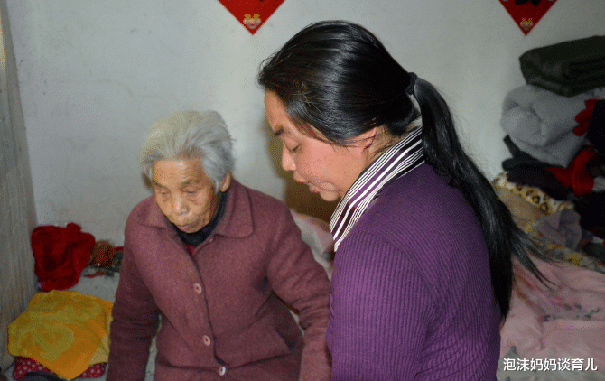 泡沫妈妈谈育儿 为啥子女越“孝敬”老人却不待见？反而不在身边的子女却“吃香”