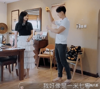 吴尊@吴尊林丽吟拍婚纱照，请注意最后一张镜子里吴尊的手，认真的吗？