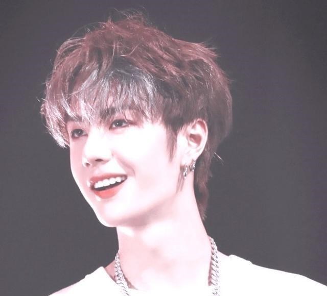 王一博|王一博被质疑“整容脸”，13岁比赛视频曝光，与父母如同粘贴复制