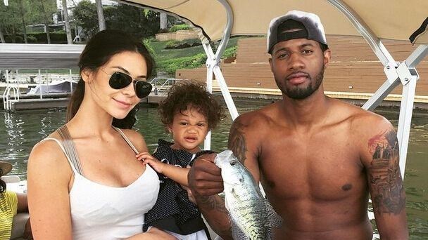 勒布朗·詹姆斯|真伪巨星！JB淘汰就苦练，詹皇夺冠五天恢复训练，乔治天天晒娇妻