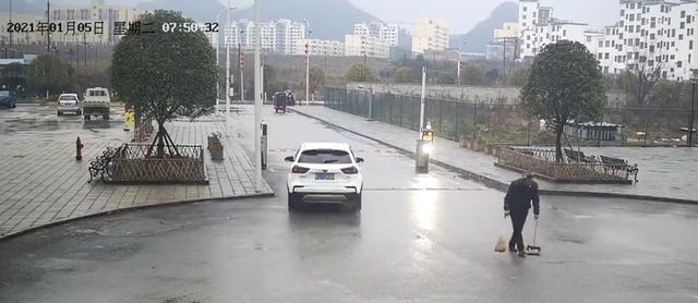 亚洲播报一姐 贵州一男子趁发小喝醉，偷其钥匙开车上路，酿成大祸，实力坑友！