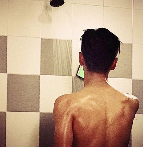 「黄宗泽」晒晒黄宗泽现实中的家,家具都不敢买大件的,香港的房子也太小了