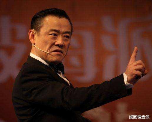 周立波|?死亡13万!发文怒斥国内官媒的周立波,在美嚎啕大哭,想回国了?