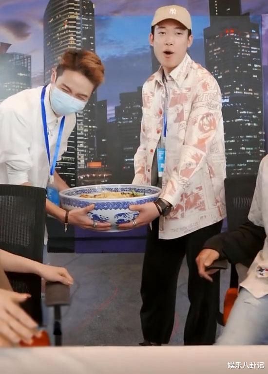 吴亦凡：吴亦凡现身薇娅直播间变吃播，这碗真够大，论身高谁与他比谁尴尬