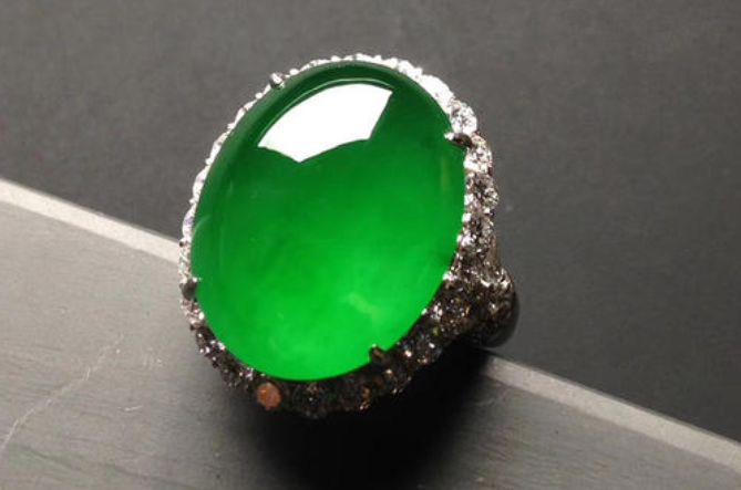 『翡翠』为你解答：翡翠戒面那么小，但是凭什么那么贵？