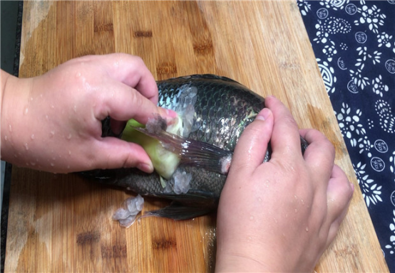 白菜|才发现刮鱼鳞这么简单，只需一个塑料袋，快速又干净，一秒光溜溜