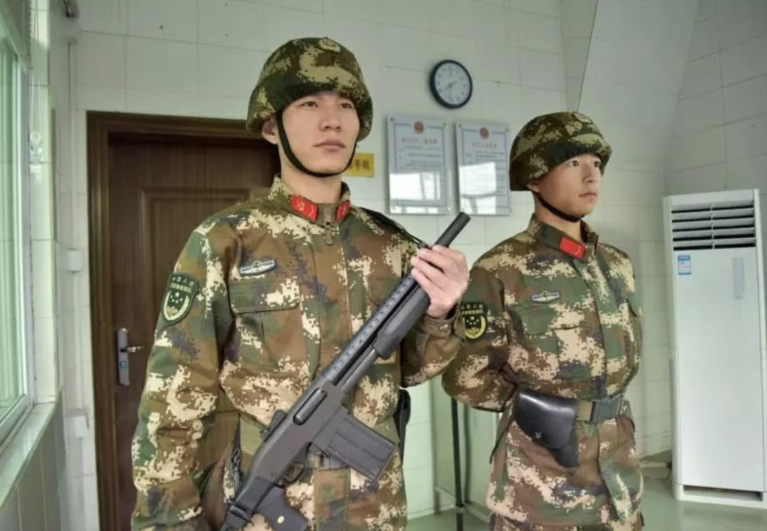 『』两个哨兵一起站岗，为什么只配备一把枪？看看二十年前的教训