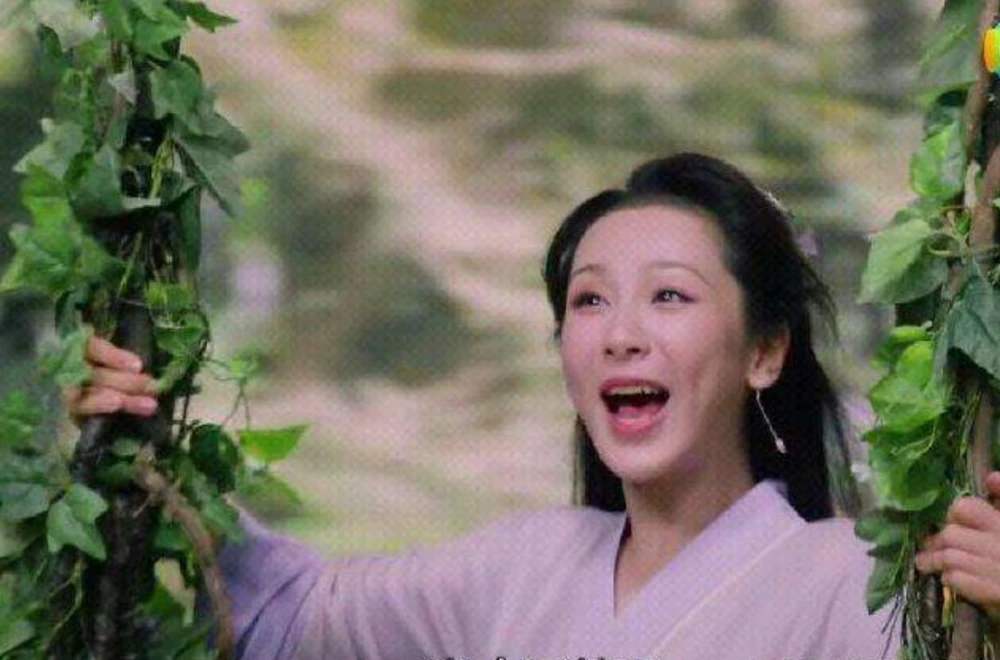 杨紫|为什么杨紫拍戏荡秋千只露上半身？看到全景的照片，网友们：太扎心了