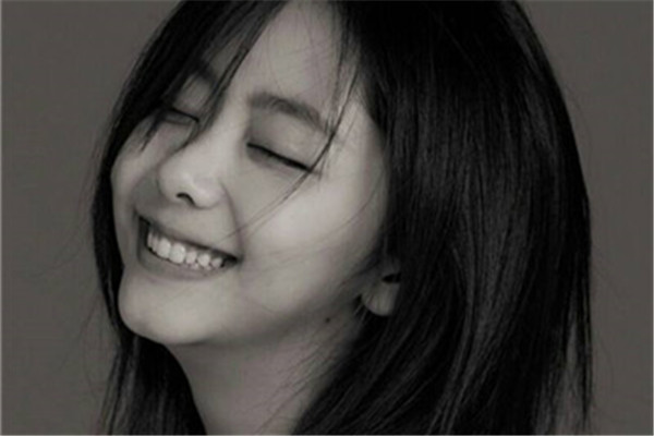 谭松韵|都说谭松韵胖不止84斤，看到她和baby同框后，这腿围过于真实了