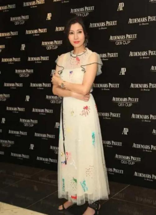 李嘉欣|李嘉欣气质藏不住，穿黑色蕾丝礼裙曲线迷人，高贵又优雅