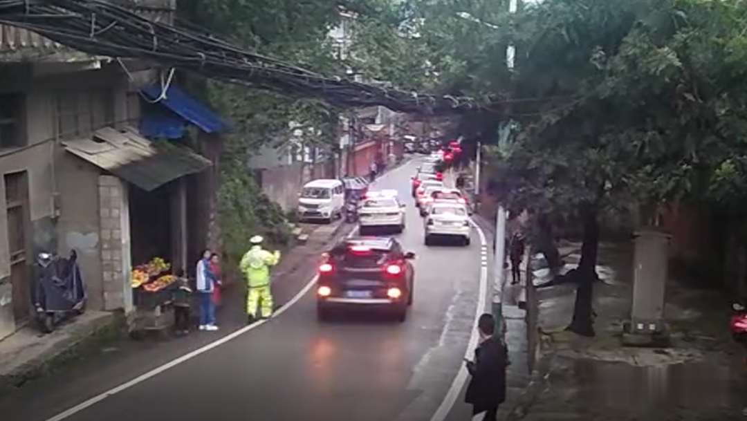 贵州都市报|天降油漆殃及贵阳一小区30多辆车，车主投诉无门，施工方：你们记者来处理嘛！