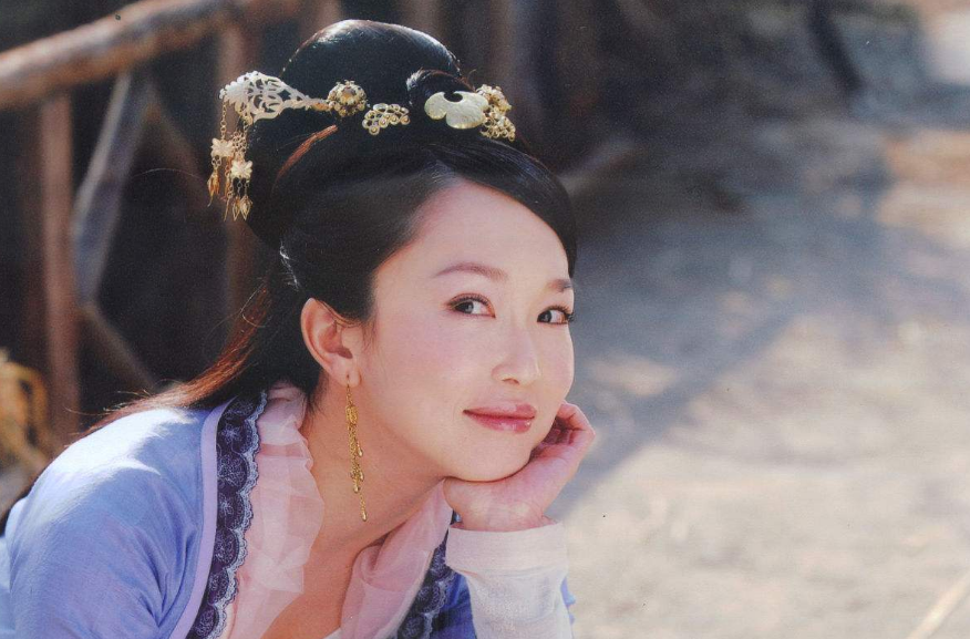 黄晓明|新加坡国宝范文芳凭美貌出圈，11年爱情长跑落空，现状如何了？