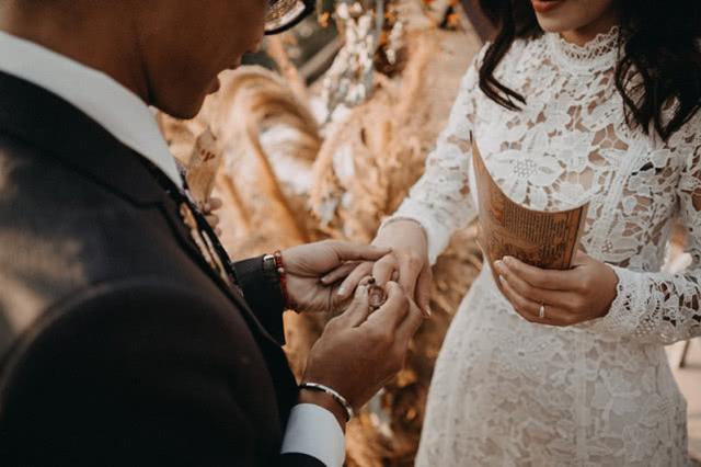 『大叻』女子与男友的婚礼从筹备到举行仅用24小时，网友却称是梦中婚礼